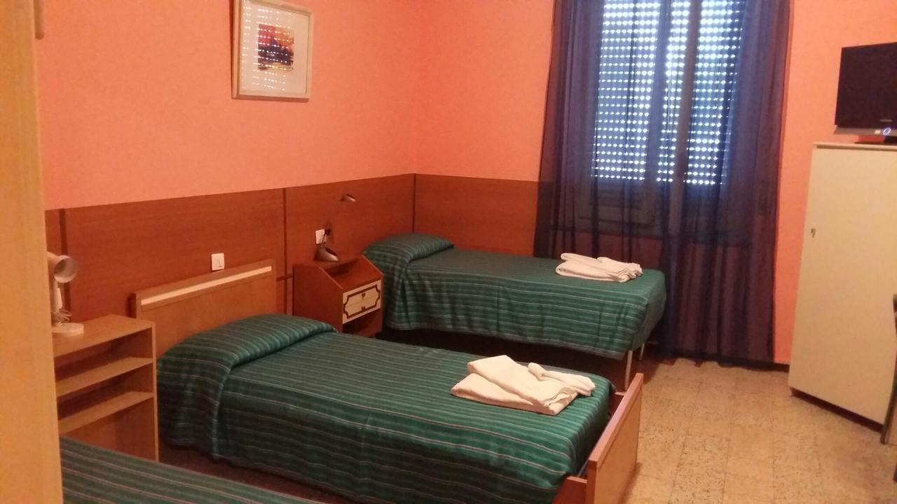 Hotel Violetta Парма Экстерьер фото